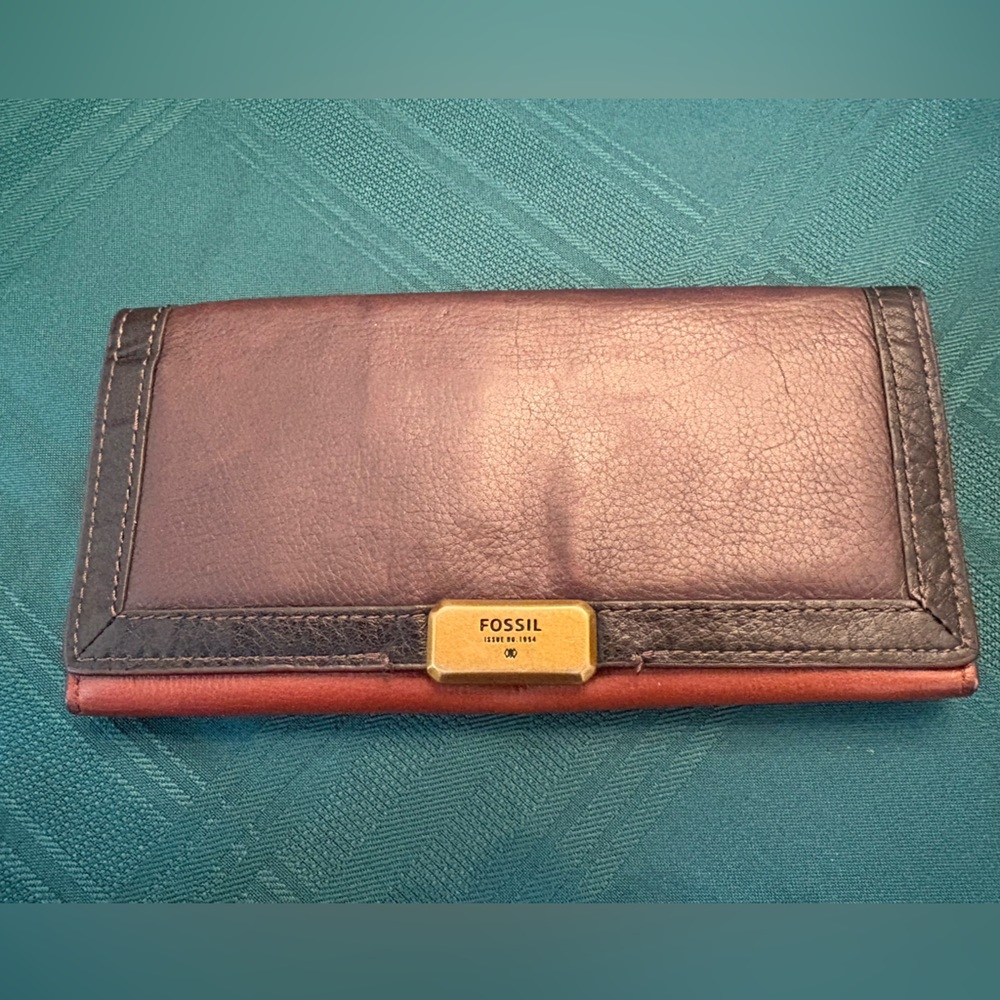 vintage Fossil bifold leather wallet with a black and brown color-block design